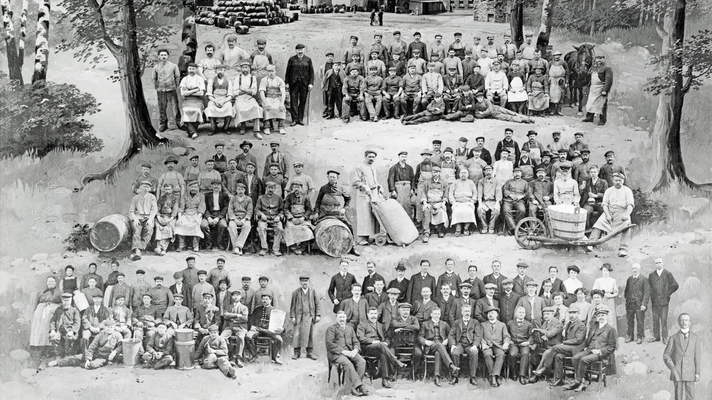 Beginnings03_1910-Fotomontage mit allen Mitarbeitern zum 25-jährigen Jubiläum_skaliert Beginnings03_1910-Fotomontage mit allen Mitarbeitern zum 25-jährigen Jubiläum_skaliert.jpg